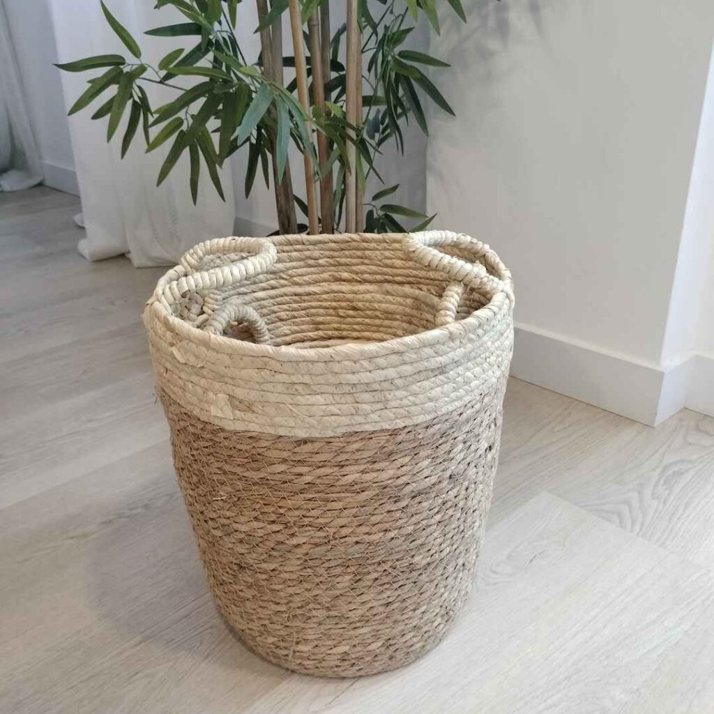 Cesta grande artesanal de fibras naturales hecha a mano con cestas más pequeñas dentro Oxiiro
