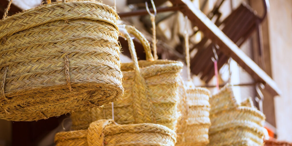cestas y bolsos en elaboración artesanal de fibras naturales