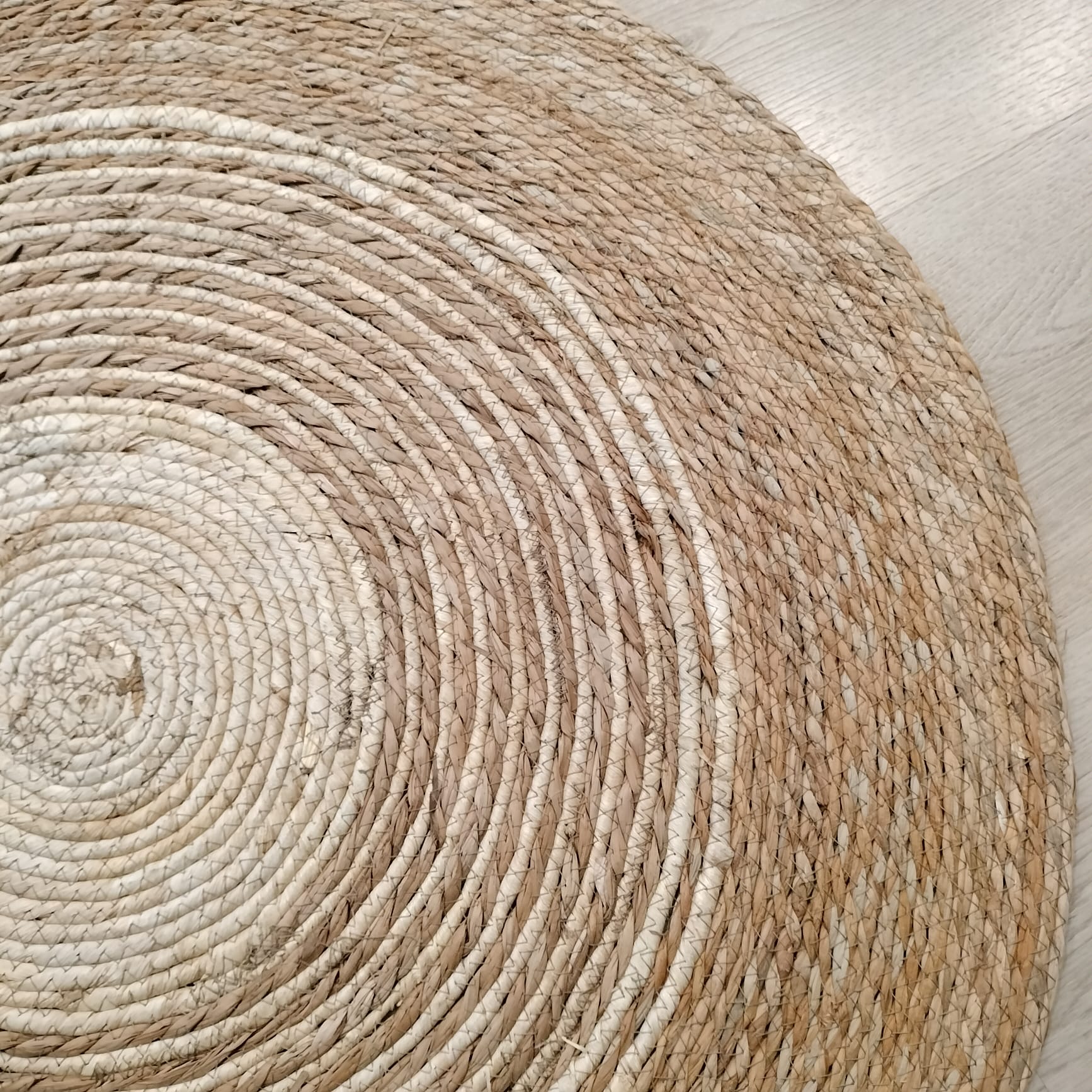 detalle trenzado alfombra de rafia natural Oxiiro